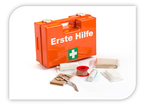 Ein Verbandskasten mit diversen Erste-Hilfe-Utensilien.